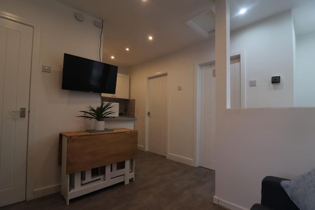 Cosy Two Bedroom First Floor Apartment *